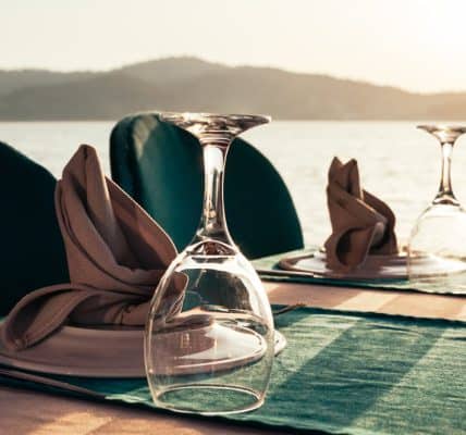 mesa con vasos vino