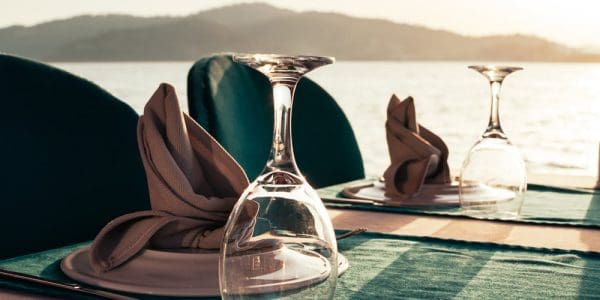 mesa con vasos vino